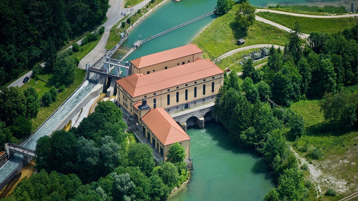 Laufwasserkraftwerk Mühltal an der Isar aus der Luft