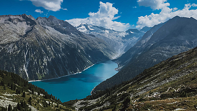 Ein Stausee, der durch ein Wasserkraftwerk Ökostrom produzieren kann